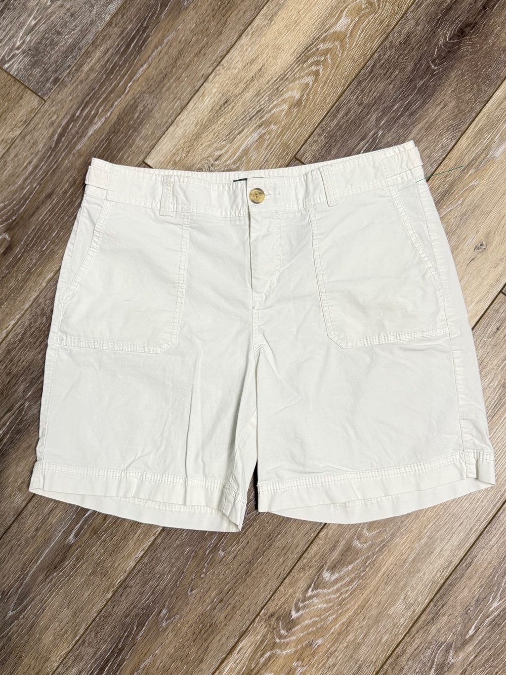 #19) Classic Women's white Cotton Utility 6” Shorts
